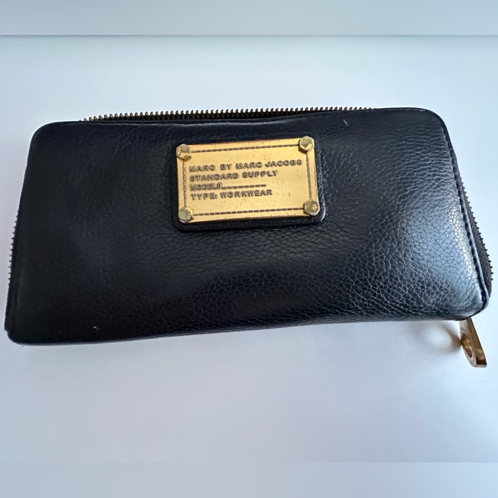 Marc Jacobs Leather Zip wallet